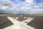 Die alte Runway 09L des Tempelhof-Airports in Berlin am 20.06.11. Es sieht aus wie in alten Zeiten... wenn nur nicht diese Kreuze da wären...