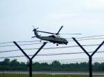  Marine One  (Sikorsky UH-60 Black Hawk) fliegt Obama von Dresden nach Buchenwald.