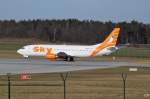 Die TC-SKE, eine 737-400 der Sky Airlines, auf der Startbahn in Dresden.