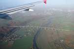 Blick unter der Tragfläche von Rossiya A319, VP-BIT, auf die Ruhrtalbrücke der A52, kurz vor der Landung in DUS, 13.11.17