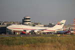 B747-400 A6-MMM der Dubai Air Wing bei der abendlichen Landung in Düsseldorf am 19.7.16