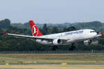 Turkish Airlines Airbus A330-223 TC-JIS bei der Landung in Düsseldorf 19.7.2025