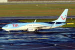 TUI Airlines Boeing 737-8K5 G-TUKW rollt zum Gate in Düsseldorf 30.12.2025