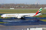 Emirates Boeing 777-31HER A6-EGJ rollt zum Gate in Düsseldorf 30.12.2025