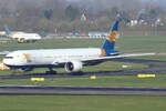 SkyLine Express Boeing 777-31HER UR-AZR rollt zum Gate in Düsseldorf 29.3.2026