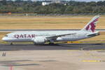 Qatar Airways Boeing 787-8 Dreamliner A7-BCY rollt zum Gate in D�sseldorf 2.8.2026 