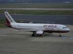 Air Berlin im alten Farbkleid rollt zur Startbahn im Dsseldorfer
Flughafen.
