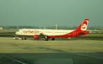 Airbus A321-211 (D-ALSA) der Air Berlin wird in Düsseldorf in Richtung Startbahn geschoben. 22.03.2013