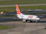 Lauda Air OE-LNM B737-600 rollt zum Gate in DUS / EDDL / Düsseldorf am 01.05.2007