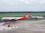 AIRBERLIN(D-ALPH)+ Turkish(TC-JGM)stehen am Dsseldorfer Flughafen Heck an Heck;080904