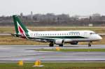 Alitalia EI-RDH rollt zum Start in Düsseldorf 20.12.2014