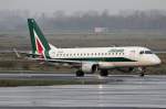 Alitalia EI-RDE rollt zum Start in Düsseldorf 26.12.2014
