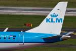 KLM Cityhopper (WA-KLC), PH-EZT, Embraer, 190 STD (Seitenleitwerk/Tail), 22.08.2015, DUS-EDDL, Düsseldorf, Germany