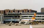 Über der Maschine der Fluggesellschaft Hapag Lloyd kreuzen sich gerade die Hochbahnen des Flughafens (gescanntes Bild)