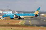 Vietnam Airlines Boeing 787-9 Dreamliner VN-A867 wird zur Abstellposition in Frankfurt geschleppt 7.6.2017