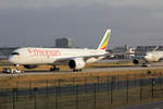Ethiopian Airlines Airbus A350-941 ET-AVD wird zur Abstellposition geschleppt in Frankfurt 23.6.2018