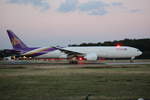 Eine Thai B777-300 mit der Registrieung HS-TKV beim Start auf der Startbahn West am Abend des 6.8.16 in Franfurt auf dem Heimweg nach Bangkok