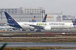 Lufthansa Cargo Boeing 777-FBT D-ALFI rollt zum Start in Frankfurt 2.1.2021