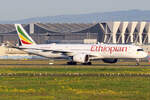 Ethiopian Airlines Airbus A350-941 ET-AYB nach der Landung in Frankfurt 30.4.2024