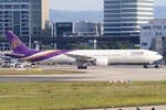 Thai Airways Boeing 777-3ALER HS-TKM wird zur Parkposition geschleppt in Frankfurt 30.4.2024