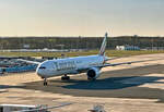 B 777-300 Emirates (Kennz. unbekannt) auf dem Rollweg in Frankfurt - 07.04.2025