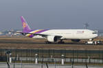 Thai Airways Boeing 777-3D7ER HS-TKZ wird zum Gate geschleppt in Frankfurt 22.1.2026