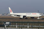 China Eastern Airlines Boeing 777-39PER B-7883 wird zum Gate geschleppt in Frankfurt 22.1.2026