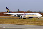 Singapore Airlines Boeing 777-312ER 9V-SWU nach der Landung in Frankfurt 19.10.2026
