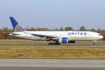 United Airlines Boeing 777-222ER N228UA nach der Landung in Frankfurt 19.10.2026