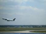 Dieses Foto ist schon  in die Jahre gekommen : Ein Airbus A340-300 der Lufthansa startet in Frankfurt am Main. Im Hintergrund ist noch die  Rhein Main Air Base  im Sden des Flughafens mit einer Lockheed C-5 Galaxy und drei Mc Donnell Douglas C-17 Globemaster III zu erkennen.
Datum dieser Aufnahme: 27. Mai 2004