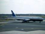 Diese Boeing 777-200ER der United Airlines rollt am 27. Mai 2004 in Frankfurt am Main zur Startbahn.