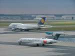 Boeing 747-400 (Lufthansa)wartet auf die Startfreigabe an der Landebahn.