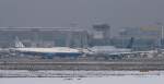 Rush-Hour in Frankfurt: Ein Airbus A340-300 der Lufthansa und eine Boeing 777 der United Airlines beim Taxiing (04.01.11)
