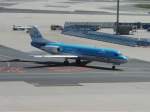 Eine KLM Fokker 70 in Frankfurt am Main Flughafen am 11.05.08