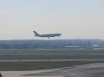 Landung einer Maschine am Frankfurter Flughafen.