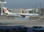 Ein Airbus A330-200 der Air China (B-6090)auf dem Frankfurter Flughafen am 08.04.2011