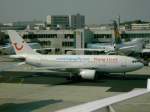 Airbus A310 der Hapagfly rollt am 03.09.05 zu seiner Parkposition in Frankfurt.