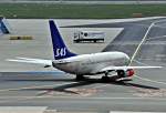 B 737-683 der SAS/Scandinavian Airlines - LN-RRX - auf einem Rollweg am Frankfurter Flughafen - 14.04.2012