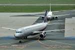 A 321-211 VP-BQS Aeroflot und dahinter eine B 737-400 der Ukraine International beim Rollen zum Gate in FRA - 14.04.2012