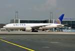 B 777-224 United Airlines N78008 beim Abrollen vom Terminal in FRA - 14.04.2012