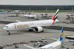 B 777-300 der  Emirates , A6-ECL, am Gate in Frankfurt - 14.04.2012