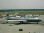 Boeing 777 der Malaysia ist auf dem Weg zur Startbahn West des Frankfurter Flughafens.