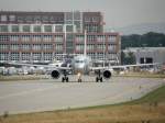 Ein Airbus A 320 der Niki auf dem Frankfurter Rollfeld am 16.07.2008.