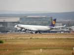 Ein Airbus A 340 der Lufthansa setzt in Frankfurt am Main am 16.07.2008 auf.