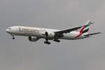 Emirates B 777-31H(ER) A6-ECX bei der Landung in Frankfurt am 11.06.2013