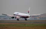 Malaysia Airlines B 777-2H6(ER) 9M-MRN bei der Landung in Frankfurt am frhen Morgen des 12.06.2013