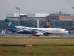 Oman Air A 330-343E A4O-DB am frhen Morgen des 12.06.2013 auf dem Flughafen Frankfurt
