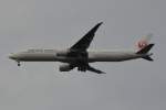 Japan Arilines  Boeing 777-300 ER (JA-736J) beim Landeanflug in Frankfurt /Main am 15.10.2014.