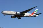 Emirates B777-200LR A6-EWJ im Anflug auf 25R in FRA / EDDF / Frankfurt am 13.05.2012