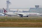 Qatar A7-BAW rollt zum Gate in Frankfurt 19.12.2015